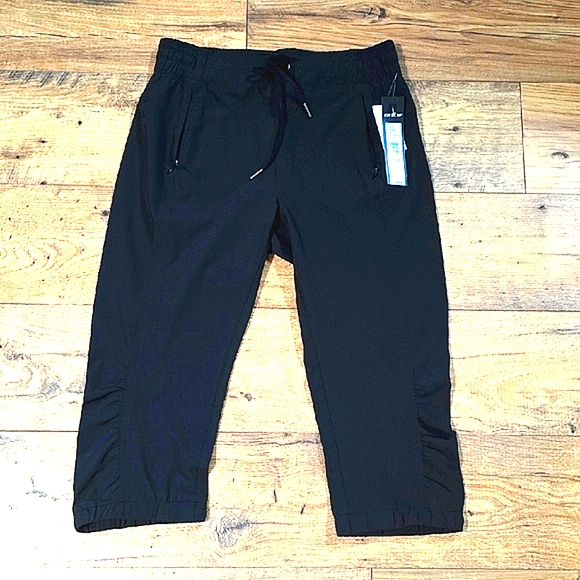 Love. Life. Live Pants - H&M Black Capris Relaxed Fit Pants